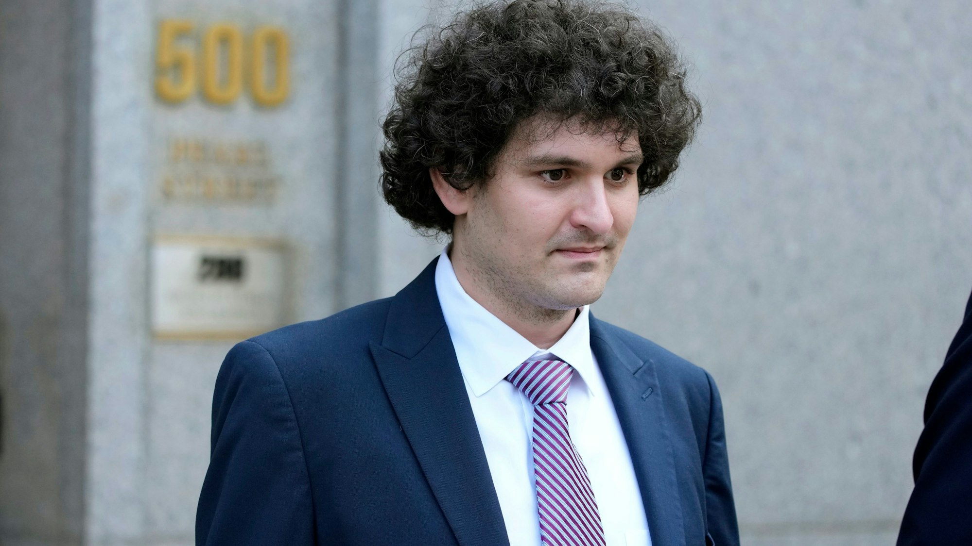 ARCHIV - 26.07.2023, USA, New York: Sam Bankman-Fried, Gründer der Kryptowährungs-Börse FTX, verlässt ein Bundesgericht in New York.