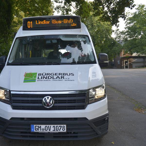 Ein Bus mit der Aufschrift Bürgerbus Lindlar steht an einer Haltestelle.