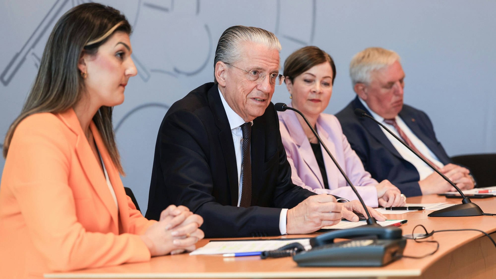 Verantwortlich für #NRWentscheidetsich (v. l.): Ebru Yildiz (Leiterin des Westdeutschen Zentrums für Organtransplantation), Jochen Werner (Vorstandsvorsitzender der Universitätsmedizin Essen), Sabine Deutscher (Vorstandsmitglied der AOK Rheinland/Hamburg) und Karl-Josef Laumann (NRW-Gesundheitsminister).