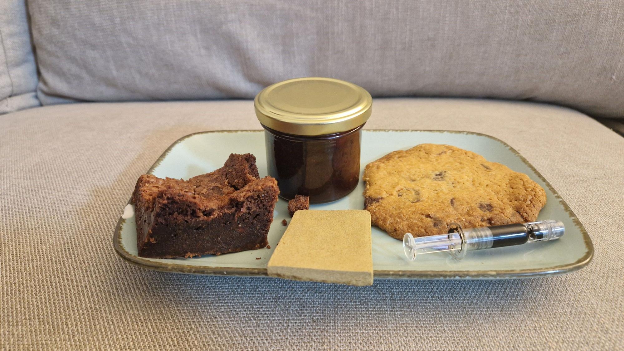 Hasch, Marmelade, Cookies, Öle und Brownies liegen auf einem Teller.