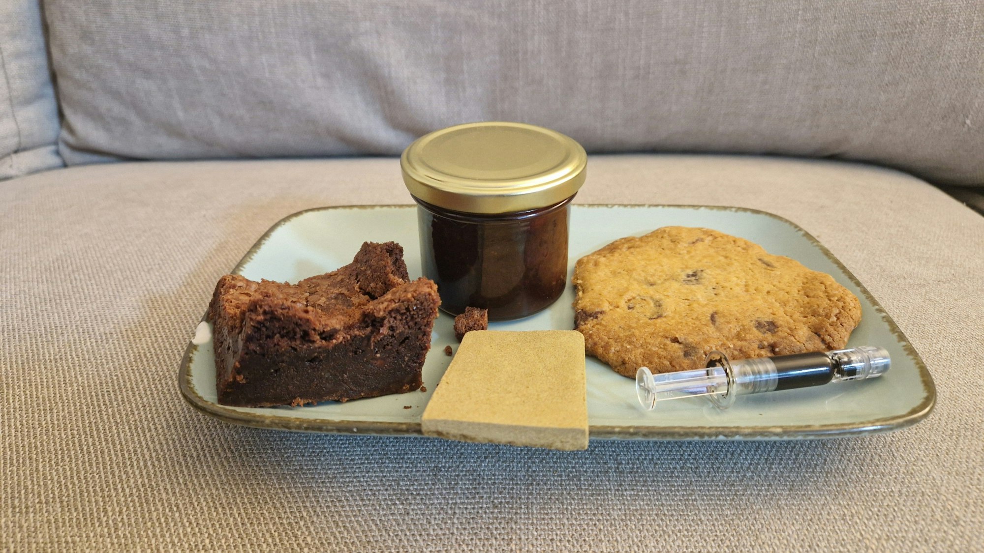 Hasch, Marmelade, Cookies, Öle und Brownies liegen auf einem Teller.
