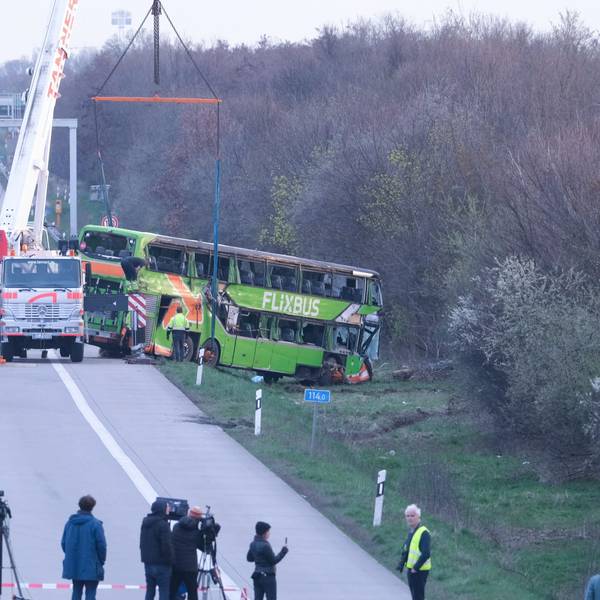 27.03.2024, Sachsen, Schkeuditz: Ein verunglückter Reisebus wird an der Unfallstelle auf der A9 von einem Kran geborgen.