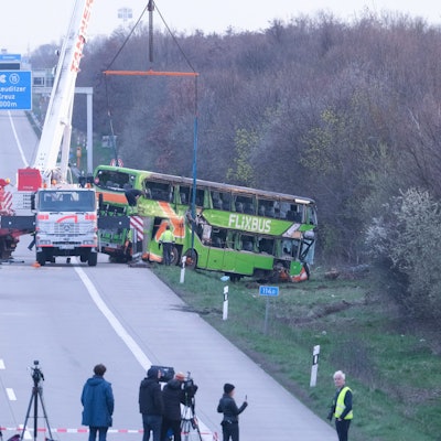 27.03.2024, Sachsen, Schkeuditz: Ein verunglückter Reisebus wird an der Unfallstelle auf der A9 von einem Kran geborgen.