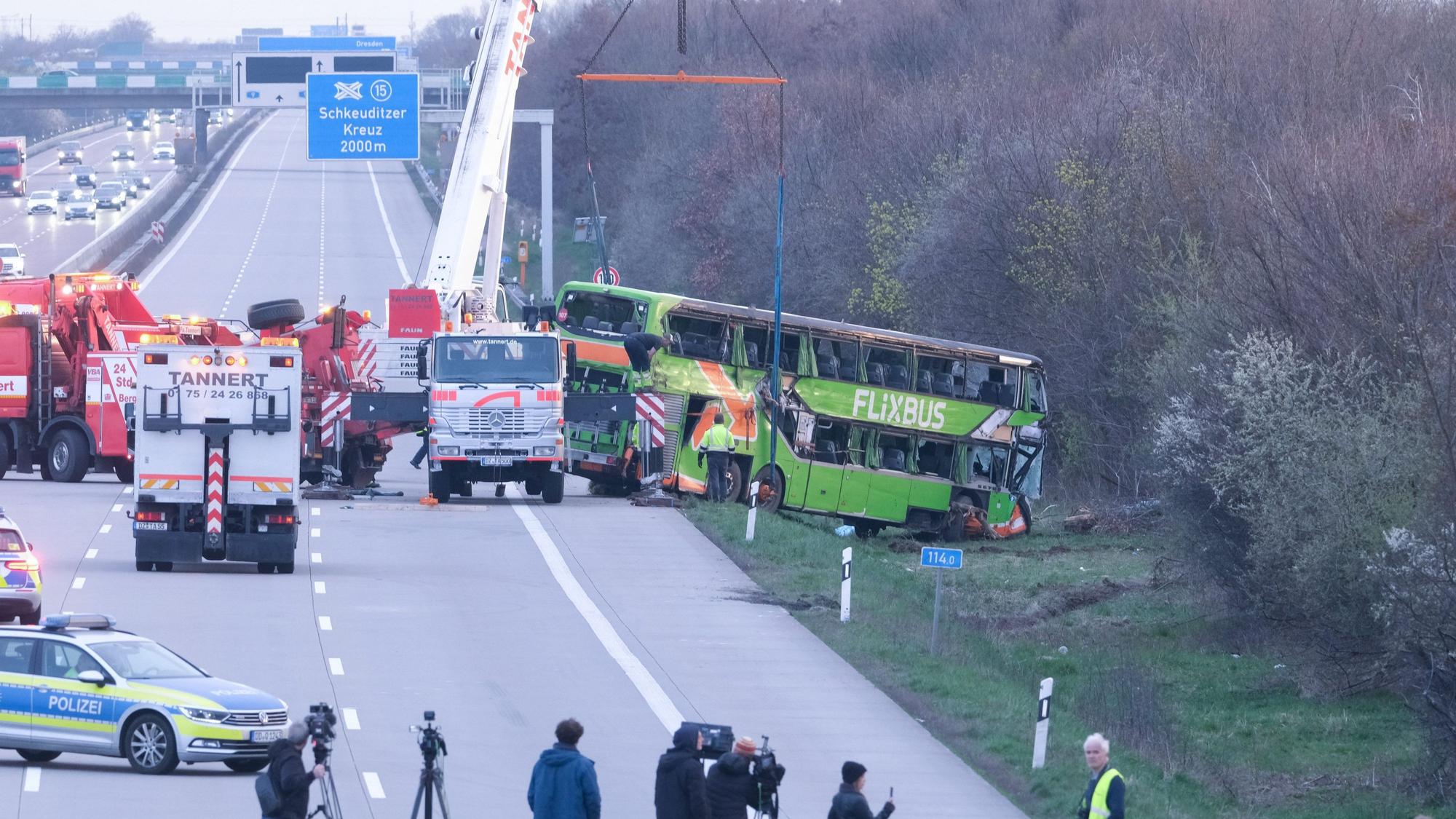 27.03.2024, Sachsen, Schkeuditz: Ein verunglückter Reisebus wird an der Unfallstelle auf der A9 von einem Kran geborgen.