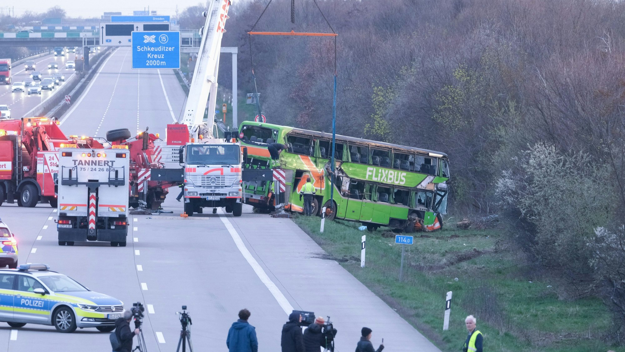 27.03.2024, Sachsen, Schkeuditz: Ein verunglückter Reisebus wird an der Unfallstelle auf der A9 von einem Kran geborgen.
