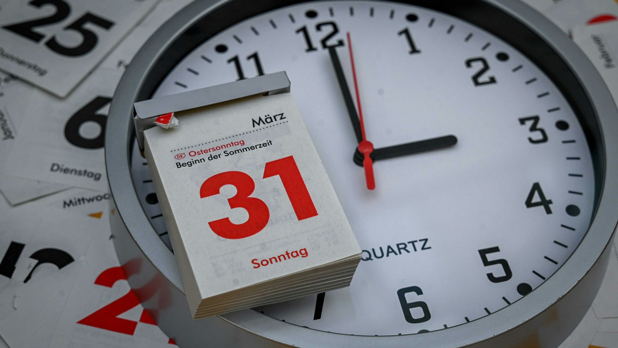 Das Illustrationsfoto zeigt die Zeitumstellung für die Sommerzeit. Am 31. März wird die Uhrzeit von zwei auf drei Uhr am Morgen vorgestellt.