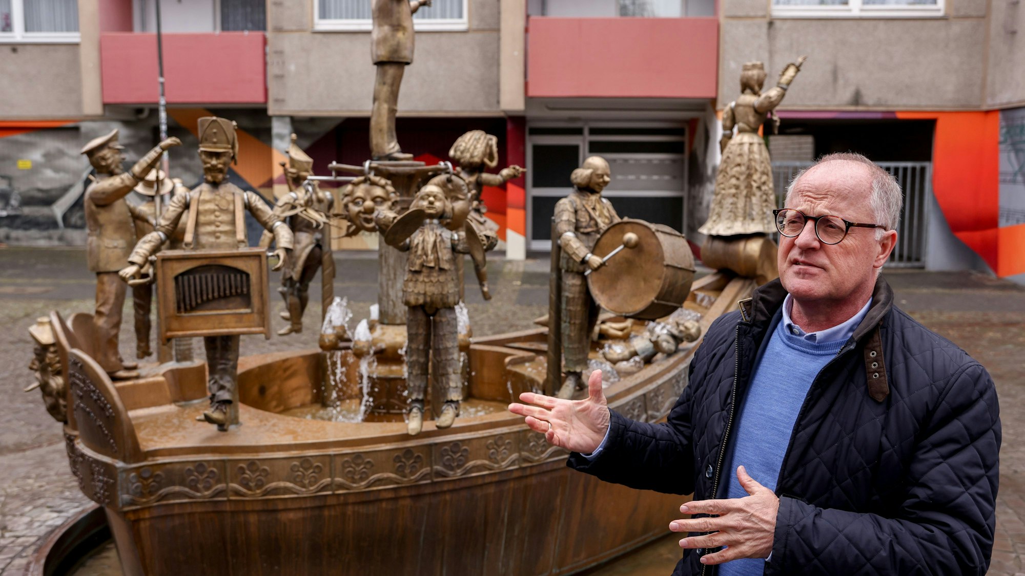 Grünflächenamtsleiter Manfred Kaune startete die Saison am Karl-Berbuer-Brunnen im Severinsviertel.