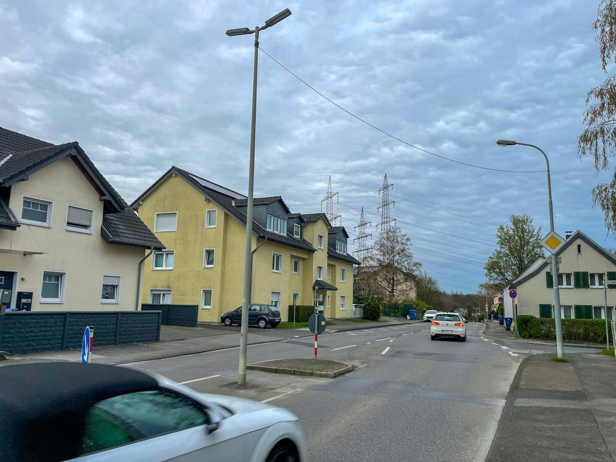 Die CDU Opladen beklagt den Zustand des Gehwegs an der Sandstraße, er sei eine "Buckelpiste". Auch die "diffuse Beleuchtung" irritiere die Menschen, die CDU fordert, dass an der gesamten Straße Leuchten wie diese montiert werden sollen.