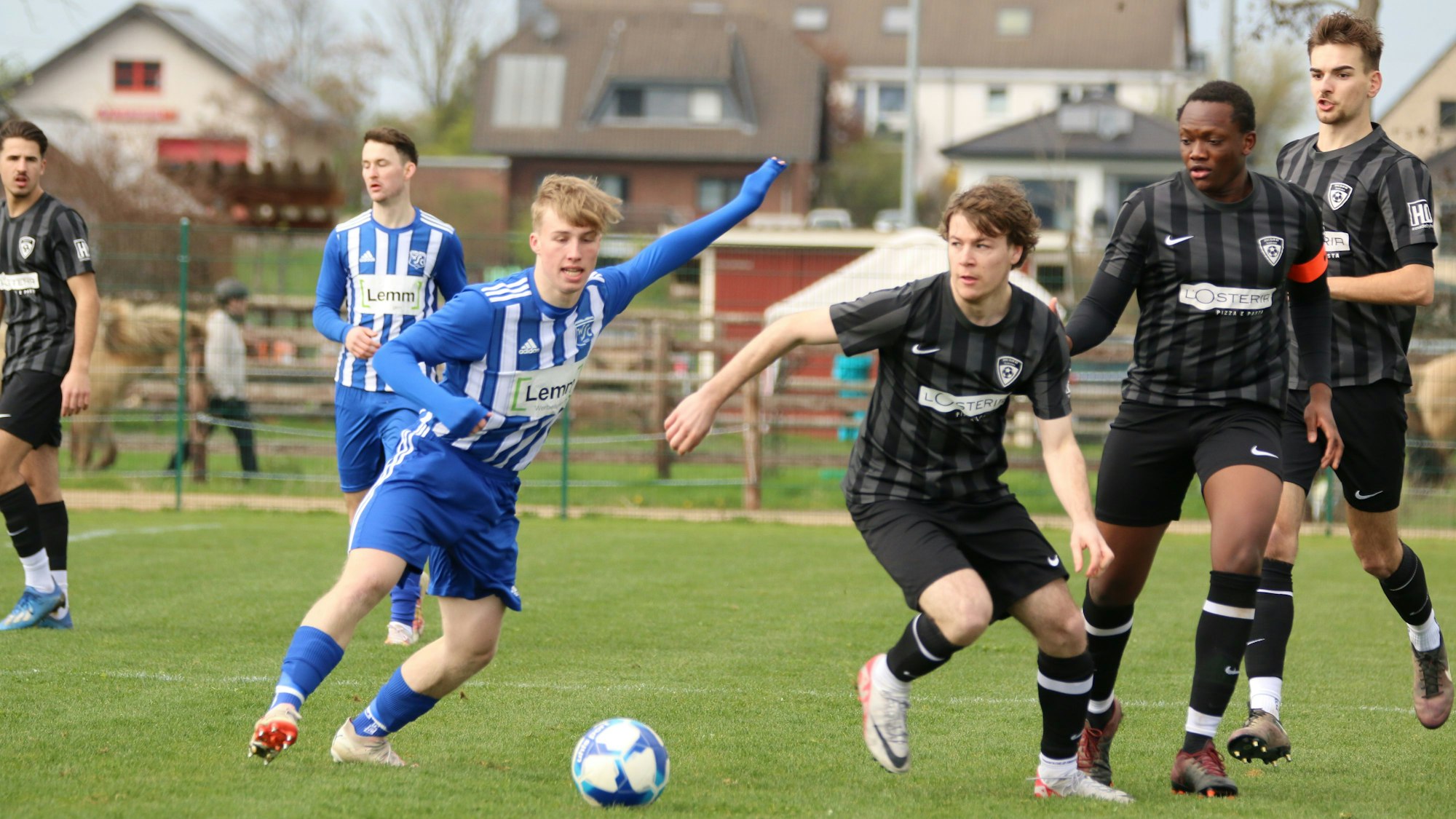 Eine Szene aus dem Spiel zwischen Wißkirchen und der JSG Erft 01, zwei Akteure kämpfen um den Ball.
