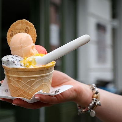 Eisbecher mit Eiskugeln und Waffel.