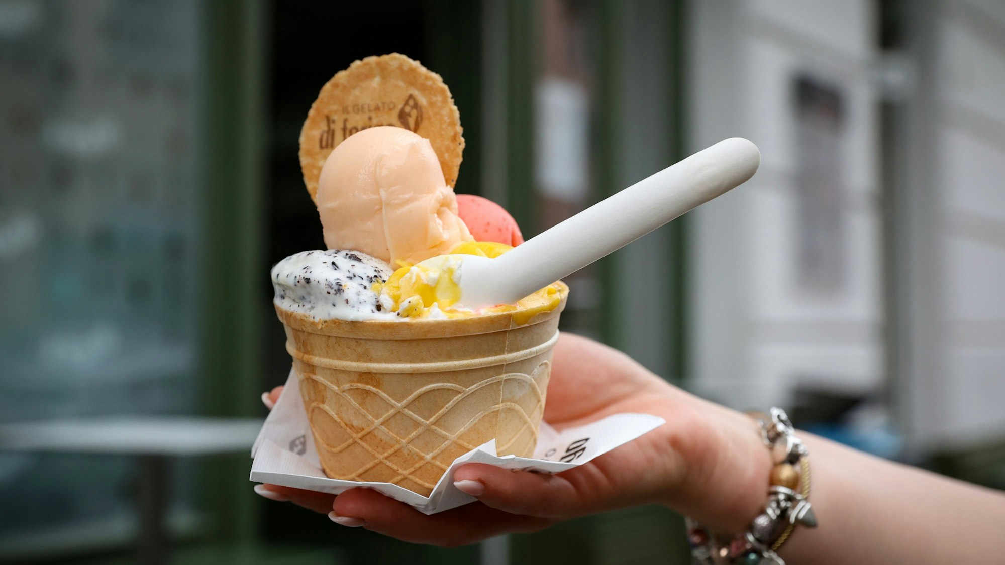 Eisbecher mit Eiskugeln und Waffel.