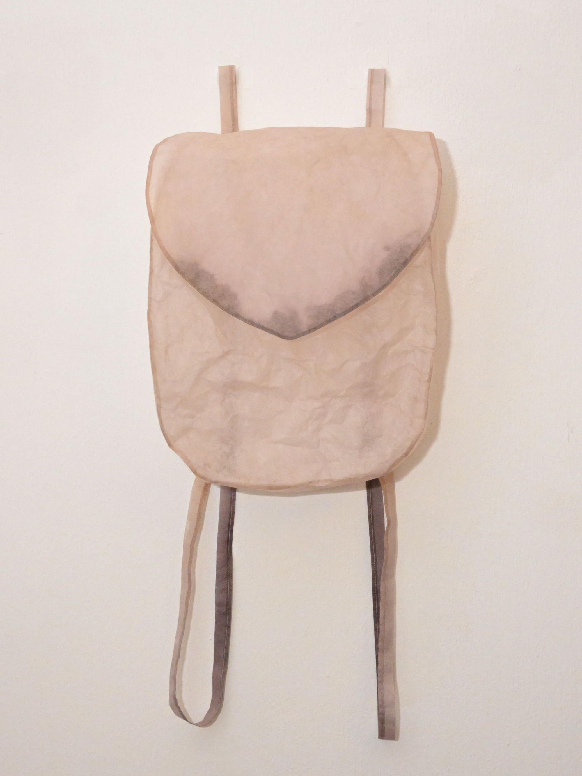 Werke von Darja Eßer, die das Kunstmuseum Villa Zanders als Schenkung erhielt, darunter ein Rucksack aus Kozopapier, wirken filigran.