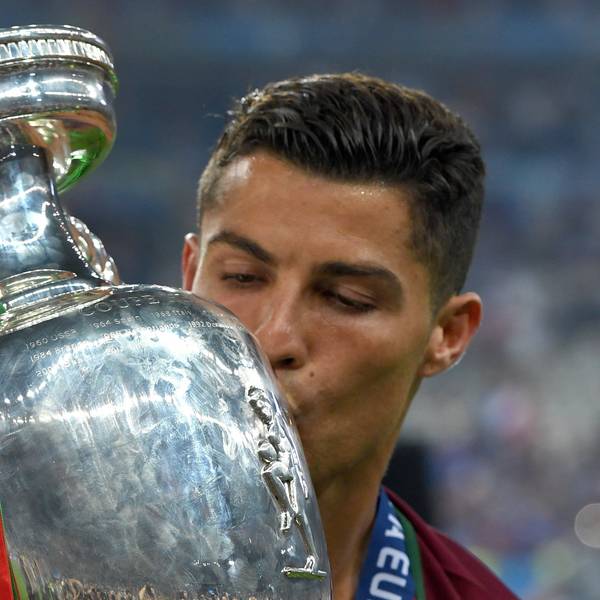 Auf dem Foto ist der portugiesische Nationalspieler Christiano Ronaldo zu sehen. Er küsst den EM-Pokal.