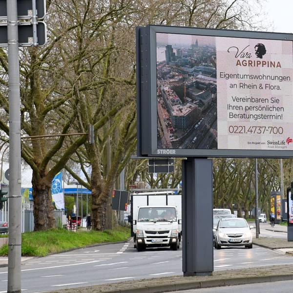 Der Immobilienkonzern Swiss Life Asset Managers wirbt mit Großplakaten für seine Eigentumswohnungen im Kölner Neubauprojekt "Viva Agrippina". In einer Aktion erhalten die Käufer die Grunderwerbssteuer geschenkt. Scheinbar findet das Unternehmen sonst keine Käufer für seine sehr teuren Wohnungen. Foto: Alexander Schwaiger