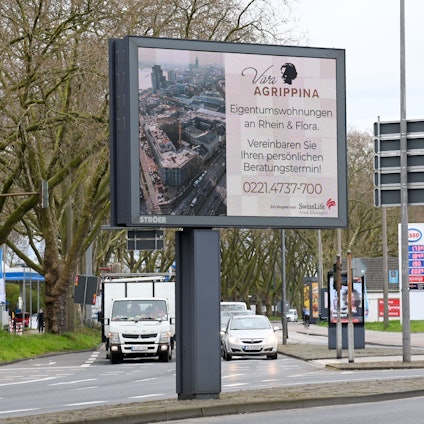 Der Immobilienkonzern Swiss Life Asset Managers wirbt mit Großplakaten für seine Eigentumswohnungen im Kölner Neubauprojekt "Viva Agrippina". In einer Aktion erhalten die Käufer die Grunderwerbssteuer geschenkt. Scheinbar findet das Unternehmen sonst keine Käufer für seine sehr teuren Wohnungen. Foto: Alexander Schwaiger