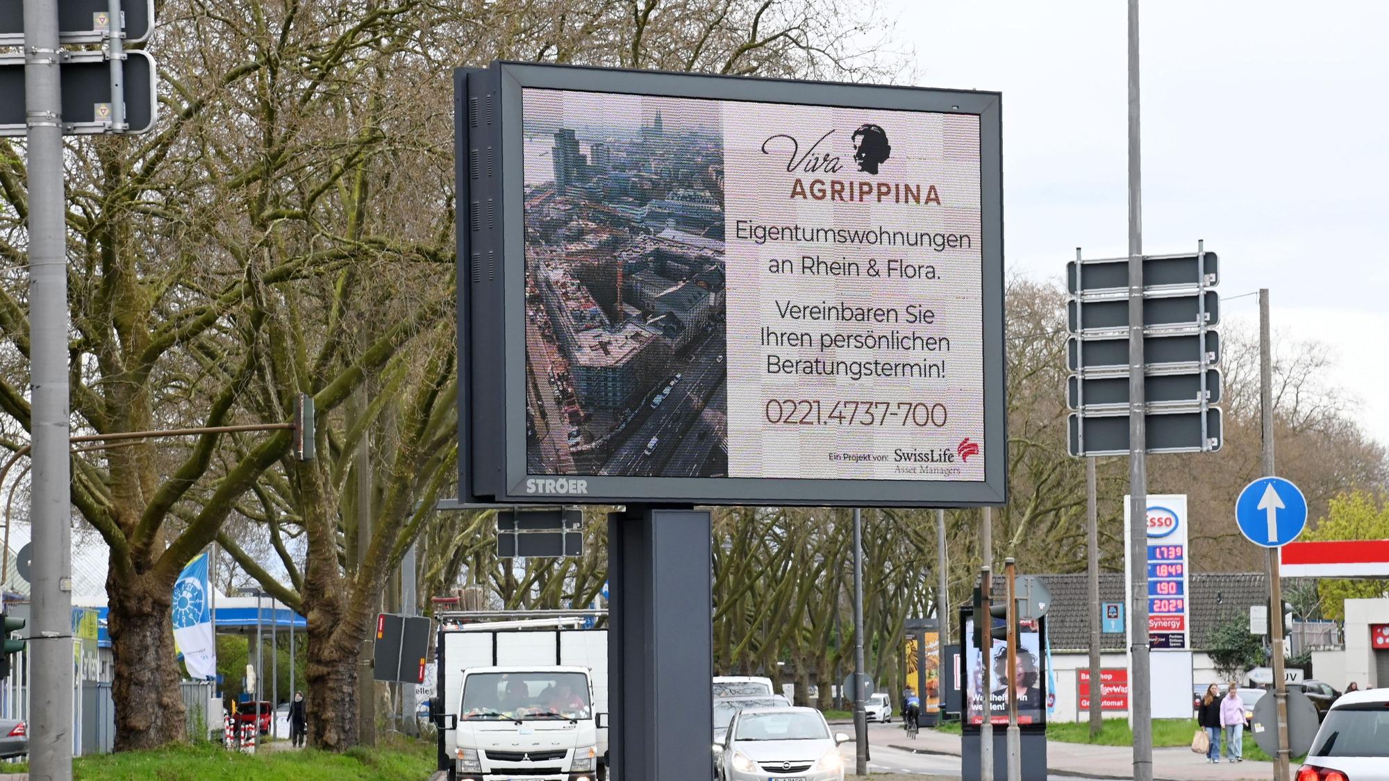 Der Immobilienkonzern Swiss Life Asset Managers wirbt mit Großplakaten für seine Eigentumswohnungen im Kölner Neubauprojekt "Viva Agrippina". In einer Aktion erhalten die Käufer die Grunderwerbssteuer geschenkt. Scheinbar findet das Unternehmen sonst keine Käufer für seine sehr teuren Wohnungen. Foto: Alexander Schwaiger