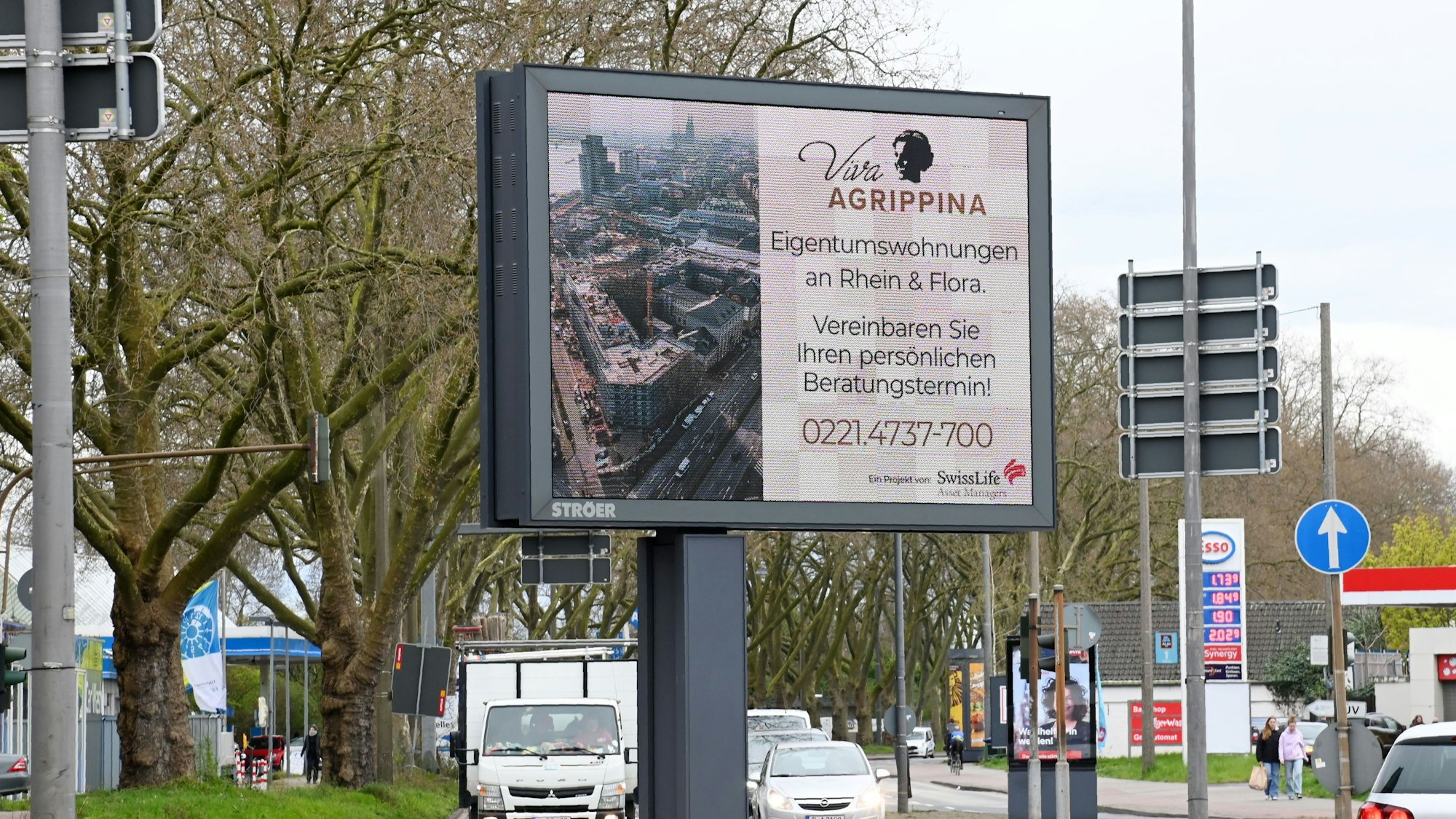 Der Immobilienkonzern Swiss Life Asset Managers wirbt mit Großplakaten für seine Eigentumswohnungen im Kölner Neubauprojekt "Viva Agrippina". In einer Aktion erhalten die Käufer die Grunderwerbssteuer geschenkt. Scheinbar findet das Unternehmen sonst keine Käufer für seine sehr teuren Wohnungen. Foto: Alexander Schwaiger