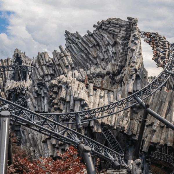 Auf dem Foto ist die Achterbahn „Taron“ im Phantasialand zu sehen.
