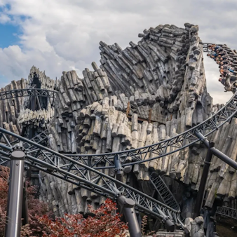 Auf dem Foto ist die Achterbahn „Taron“ im Phantasialand zu sehen.
