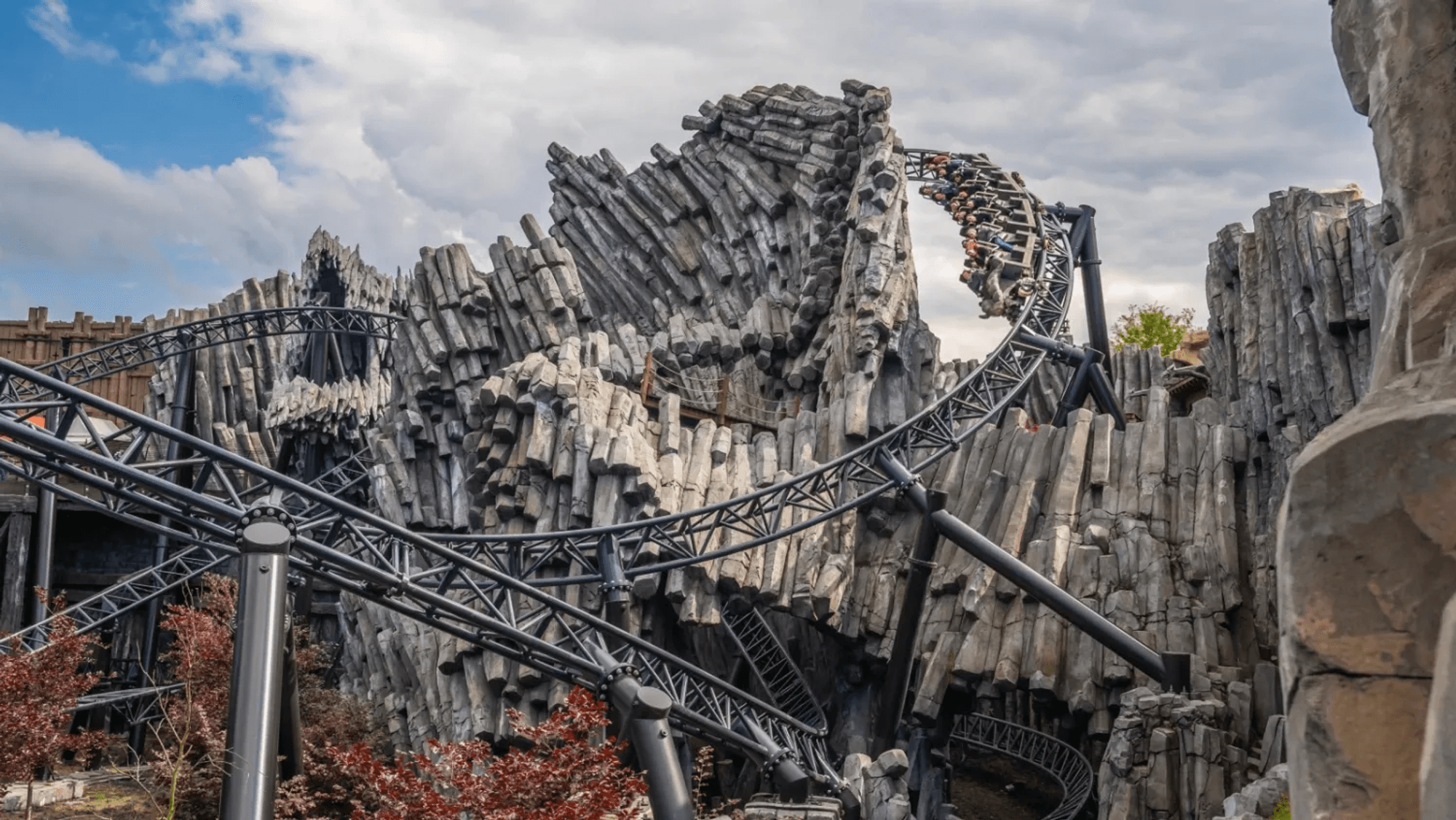 Auf dem Foto ist die Achterbahn „Taron“ im Phantasialand zu sehen.