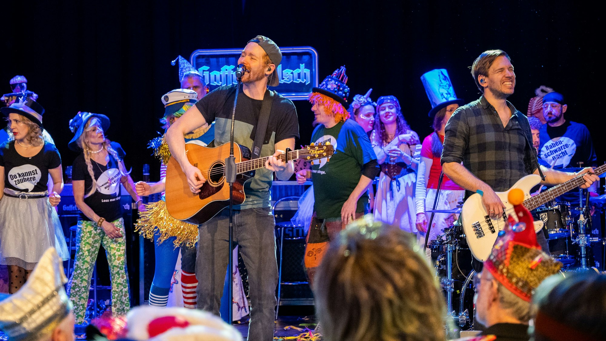 Miljö spielen bei der Kneipensitzung von Loss mer singe 2024.