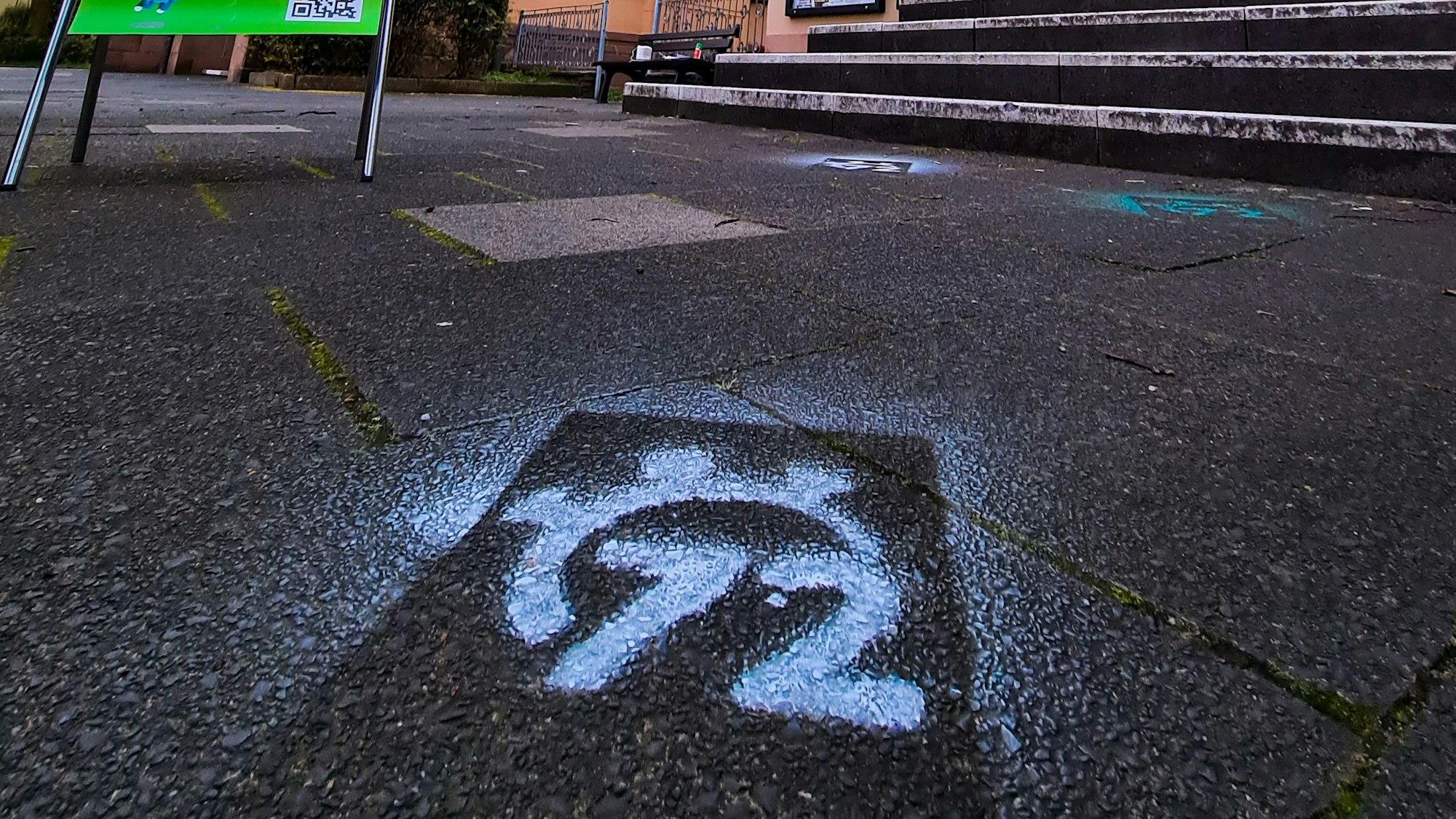 Der BDKJ in Leverkusen wirbt mit Sprühkreide für die 72-Stunden-Aktion, die Mitte Juli stattfinden soll.