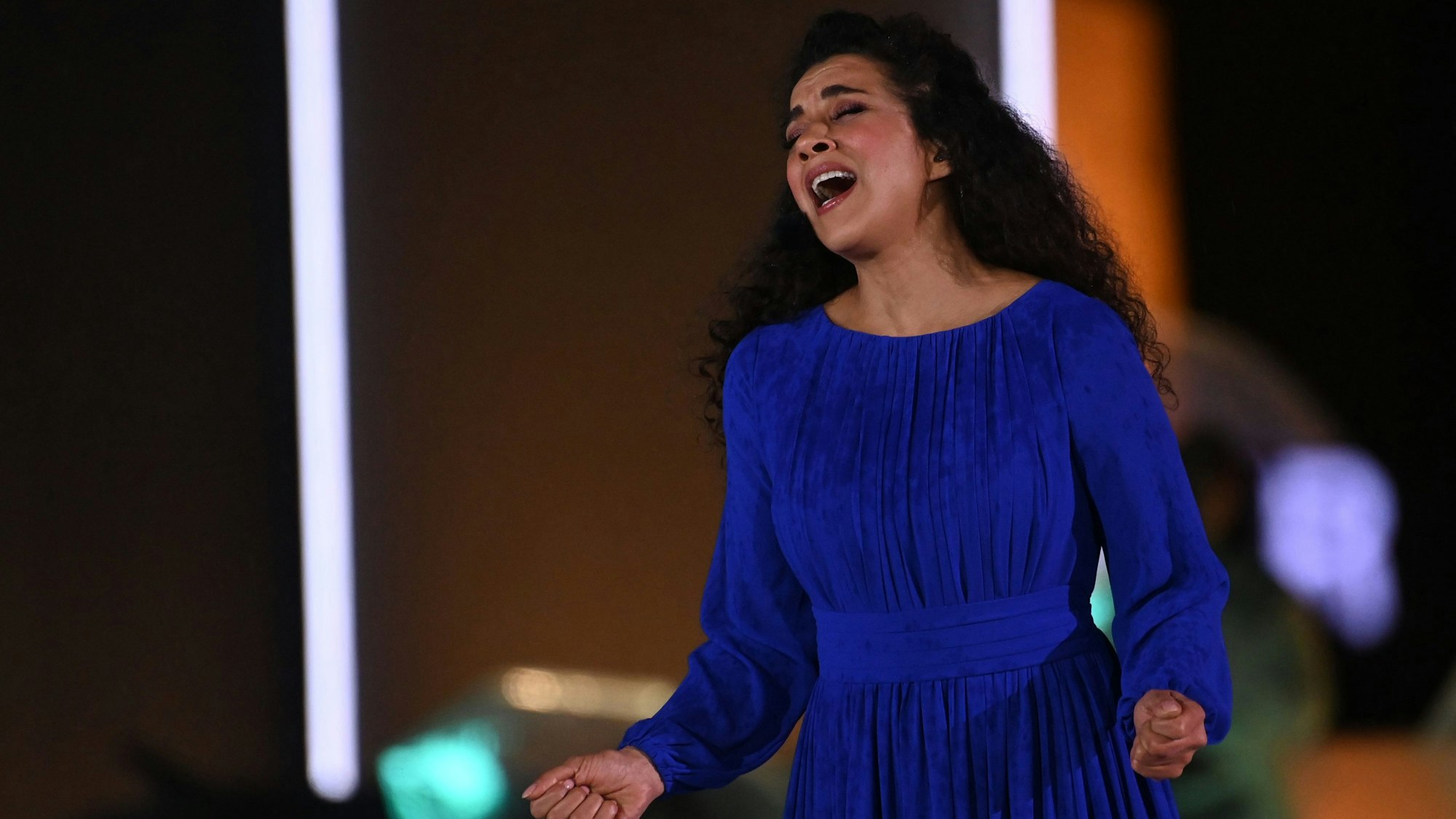 Nadja Benaissa, Sängerin, steht als Maria bei der RTL-Oster-Produktion "Die Passion" auf dem Friedrichsplatz auf der Bühne.