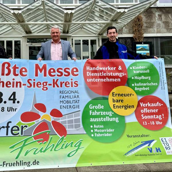 Vor dem Rathaus präsentieren (v.l.) Thorsten Thewes, Rainer Viehof und Marc Bogs das Plakat.