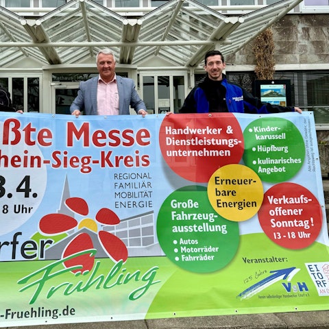 Vor dem Rathaus präsentieren (v.l.) Thorsten Thewes, Rainer Viehof und Marc Bogs das Plakat.