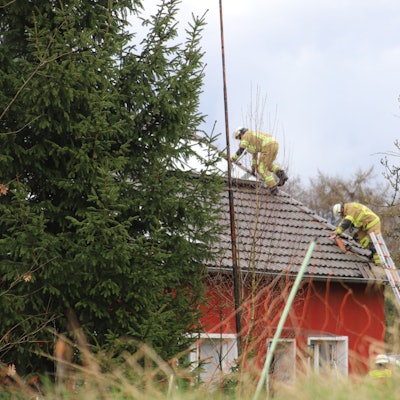 In Much hat am Sommerhausener Weg ein Schuppen gebrannt. Das Feuer drohte ins Haus zu schlagen. Feuerwehrleute deckten Teile vom Dach des Anbaus ab.