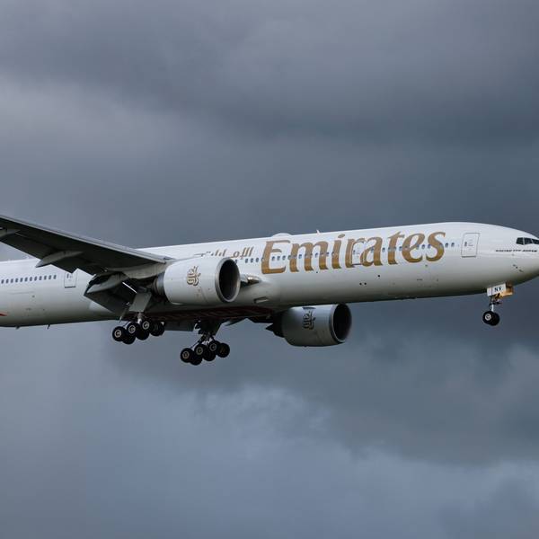 Eine Boeing 777 der arabischen Fluggesellschaft Emirates im Landeanflug auf den Flughafen Hamburg während eines Unwetters. (Symbolbild)