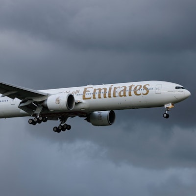 Eine Boeing 777 der arabischen Fluggesellschaft Emirates im Landeanflug auf den Flughafen Hamburg während eines Unwetters. (Symbolbild)
