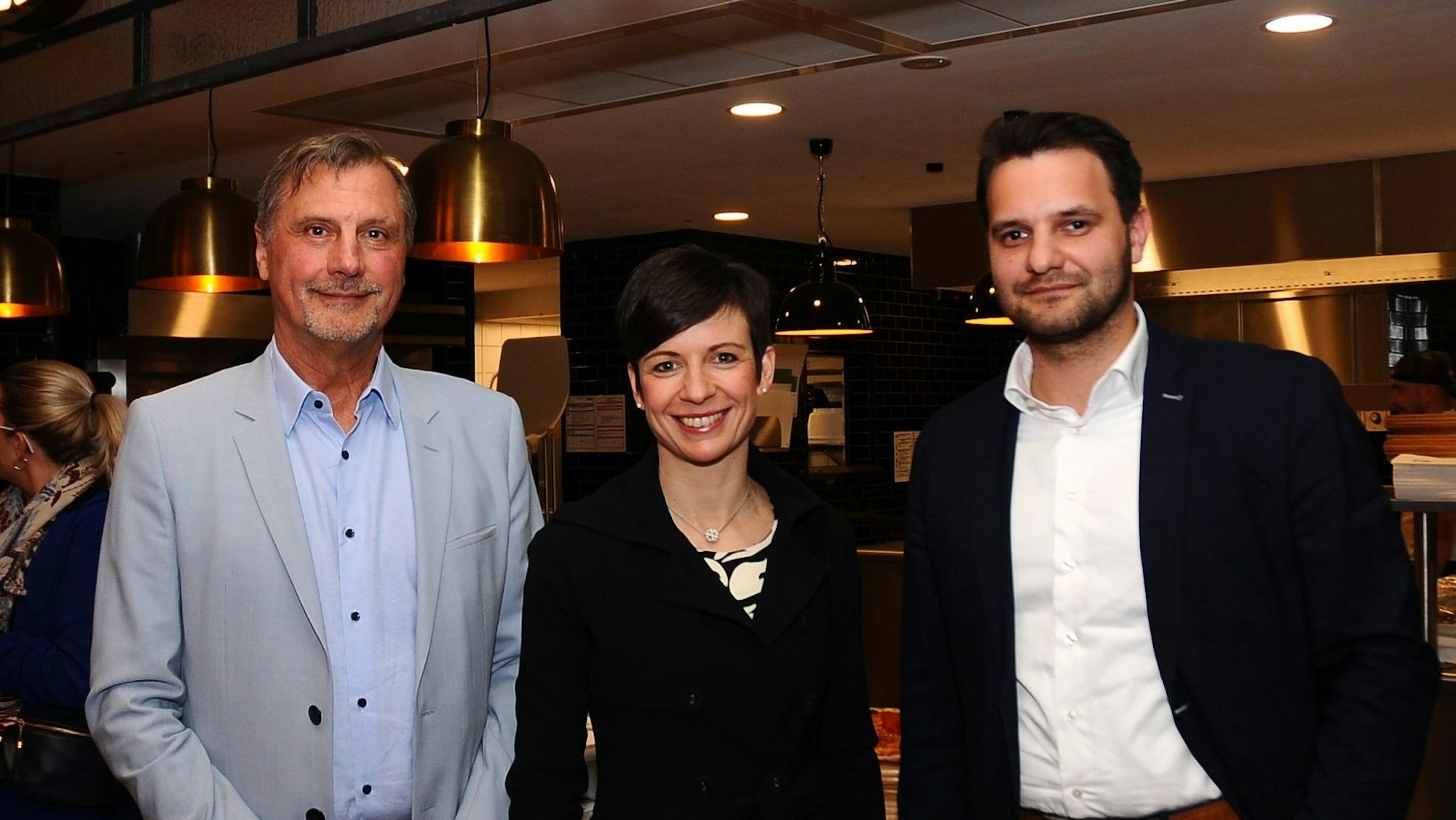 Zu sehen sind eine Frau und zwei Männer.