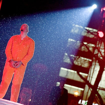 27.03.2024, Hessen, Kassel: Ben Blümel, Sänger, steht als Jesus von Nazaret bei der RTL-Oster-Produktion "Die Passion" auf dem Friedrichsplatz auf der Bühne. RTL inszeniert zum zweiten Mal live das Musik-Spektakel «Die Passion - Die größte Geschichte aller Zeiten». Foto: Swen Pförtner/dpa +++ dpa-Bildfunk +++