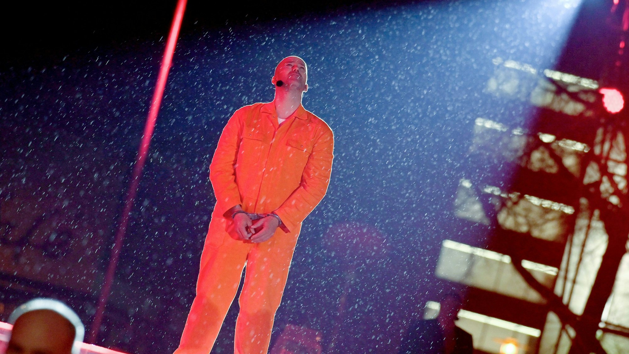 27.03.2024, Hessen, Kassel: Ben Blümel, Sänger, steht als Jesus von Nazaret bei der RTL-Oster-Produktion "Die Passion" auf dem Friedrichsplatz auf der Bühne. RTL inszeniert zum zweiten Mal live das Musik-Spektakel «Die Passion - Die größte Geschichte aller Zeiten». Foto: Swen Pförtner/dpa +++ dpa-Bildfunk +++