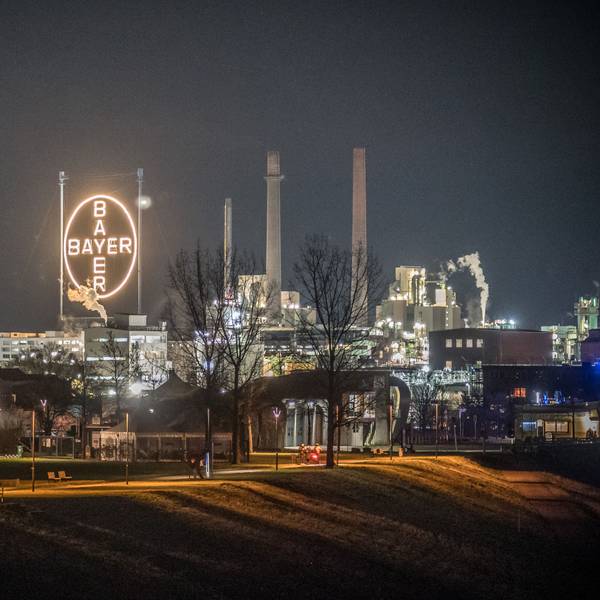 Bild nach Wiesdorf mit Bayerkreuz von der Autobahnbrücke aus