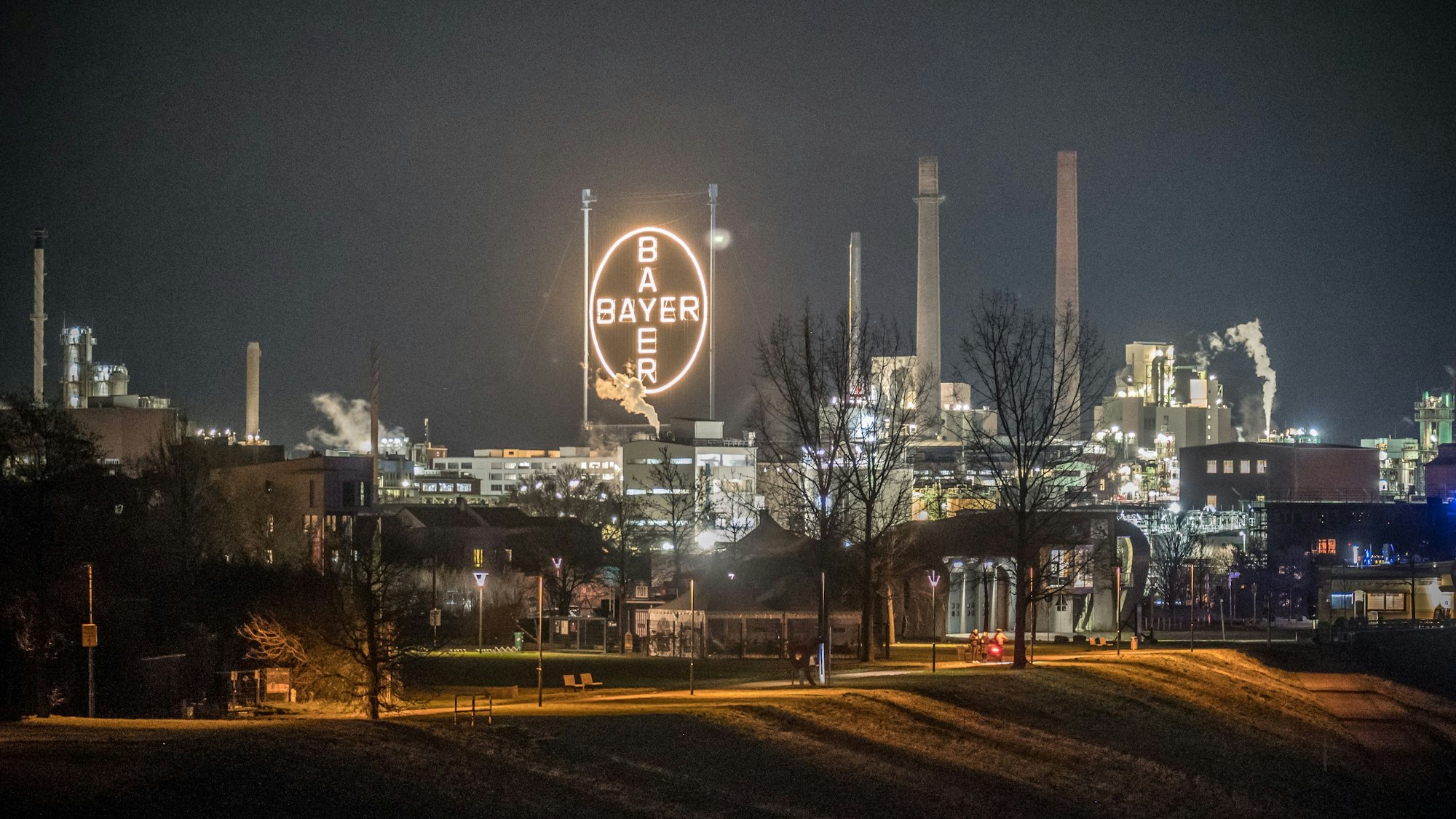 Blick nach Wiesdorf mit Bayerkreuz von der Autobahnbrücke aus.