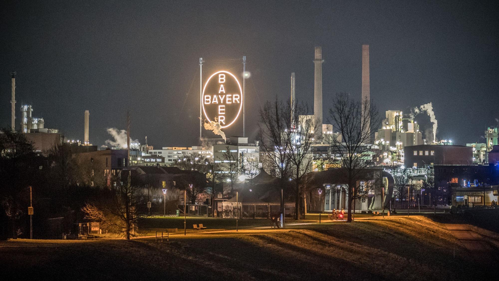 Bild nach Wiesdorf mit Bayerkreuz von der Autobahnbrücke aus