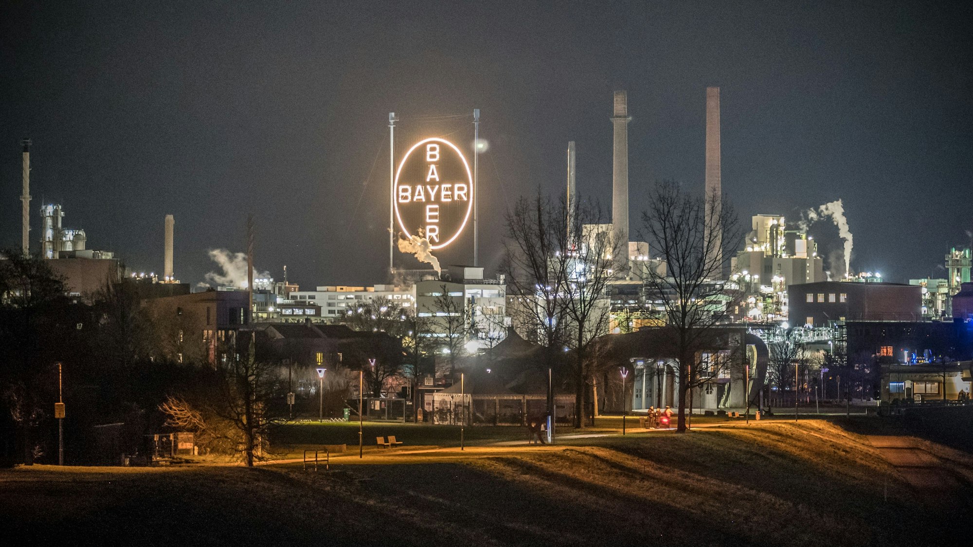 Bild nach Wiesdorf mit Bayerkreuz von der Autobahnbrücke aus