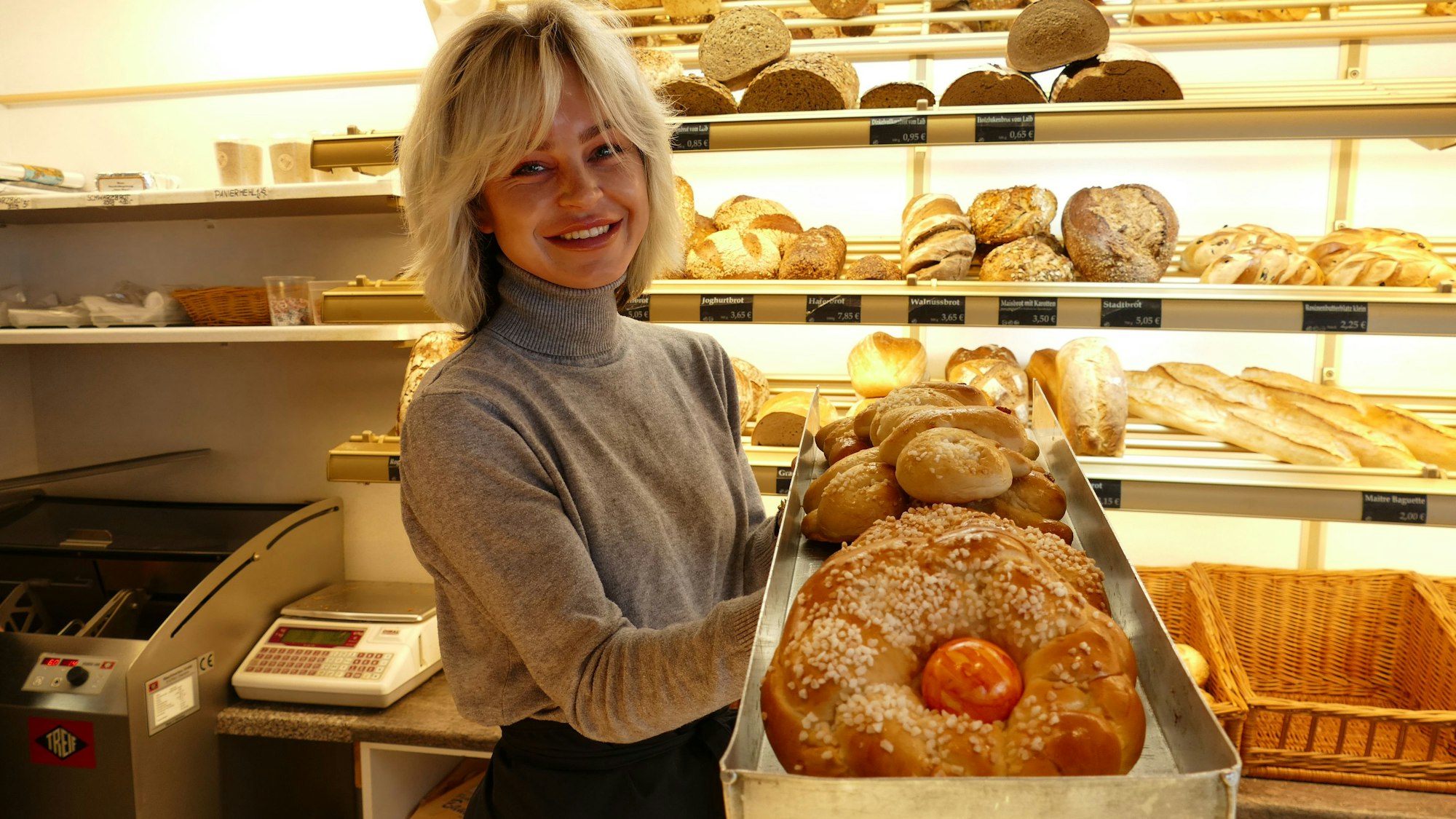 Pia Schmitt von der Bäckerei Bauer zeigt die Hefe-Osterhäschen und ein Nest mit einem Ei als Hingucker.