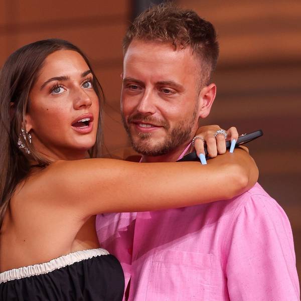 Julian Claßen und Tanja Makarić umarmen sich.