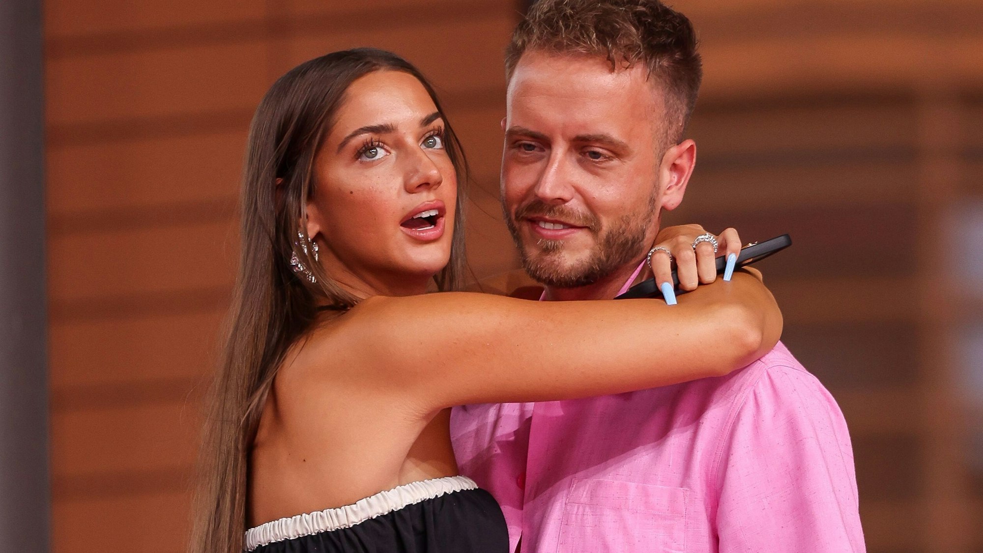 Julian Claßen und Tanja Makarić umarmen sich.