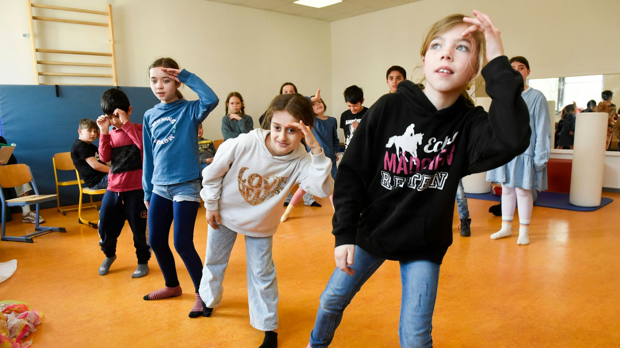 Vier Kinder proben für ihren Auftritt.