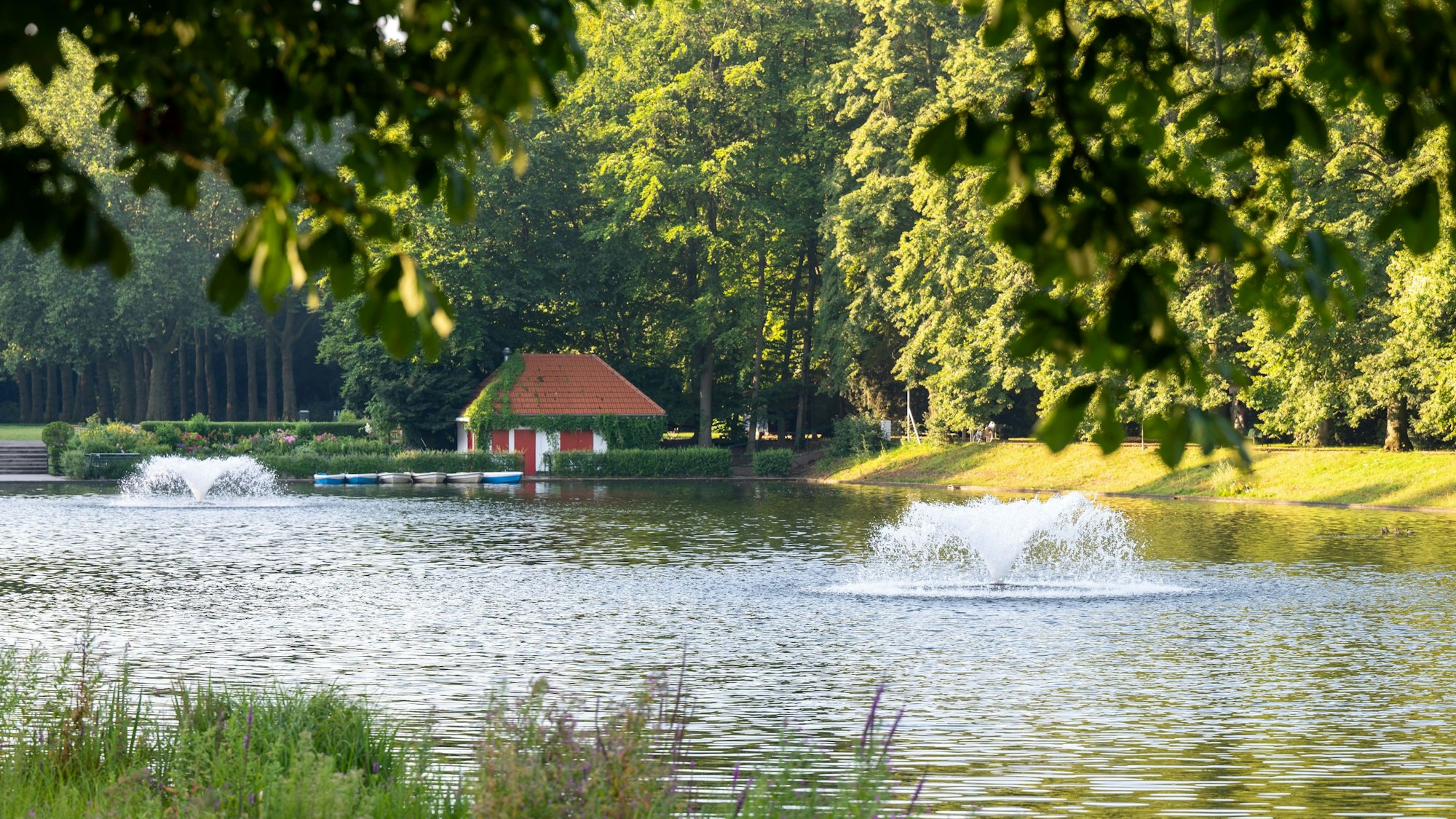 Blick auf den Kahnweiher, den Springbrunnen und den Kiosk im Blücherpark im Spätsommer 2021. Foto von Uwe Weiser