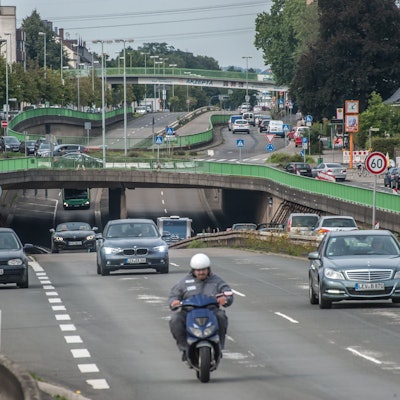 Laut ist es da, wo Autos fahren – zum Beispiel am Europaring.