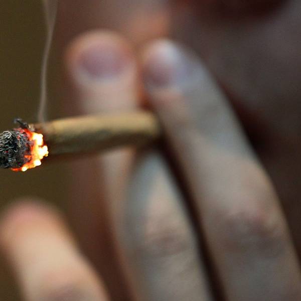 Ein Mann raucht einen Joint mit Marihuana.