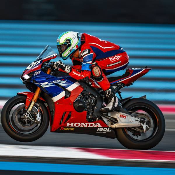 Florian Alt macht sich auf seiner Honda ganz klein.