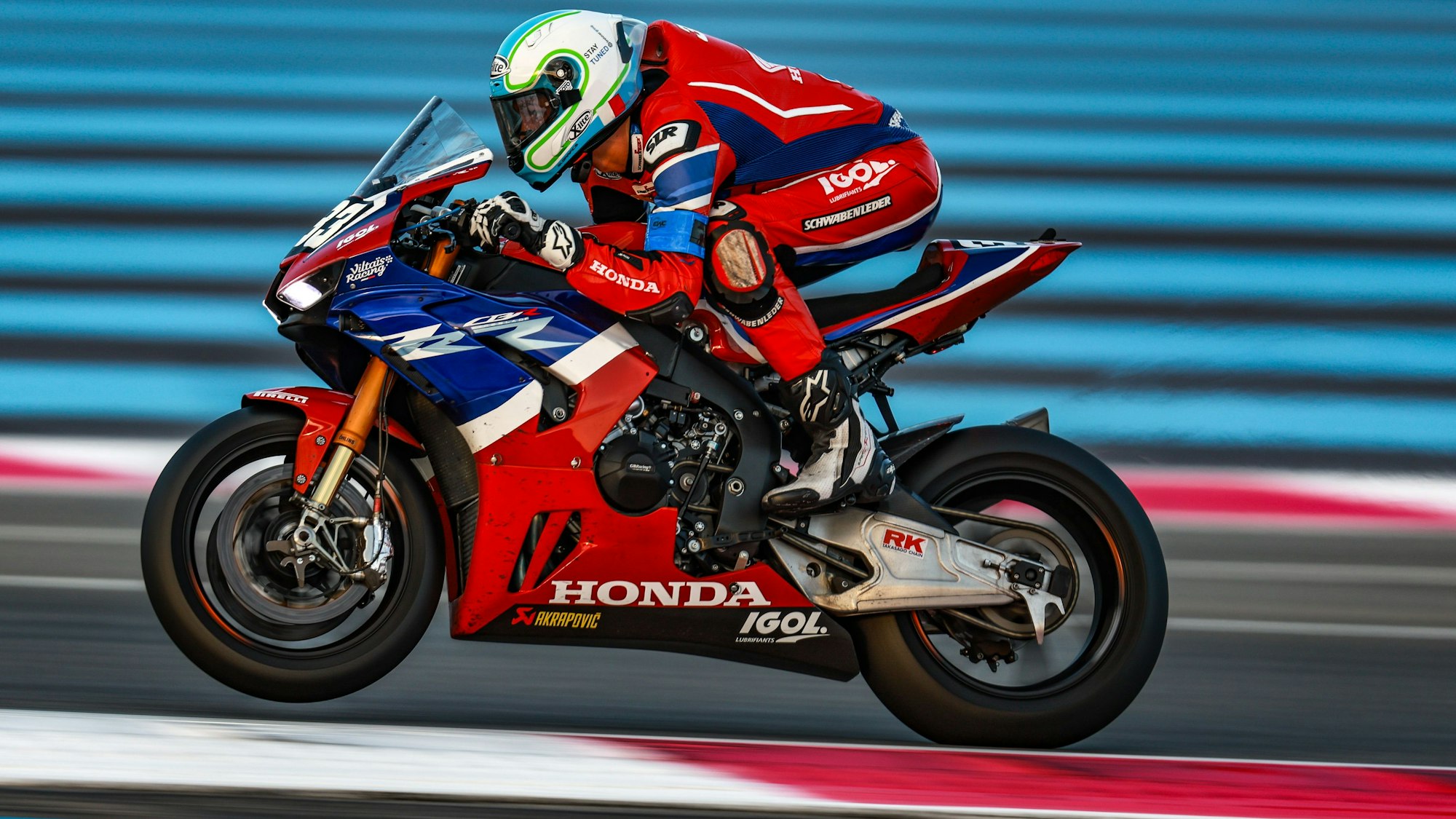 Florian Alt macht sich auf seiner Honda ganz klein.