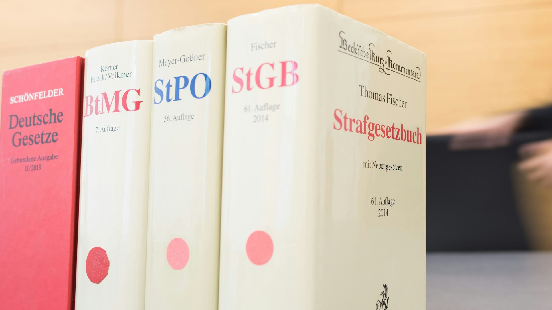 Eine Richterin ist  hinter Gesetzbüchern zu sehen.