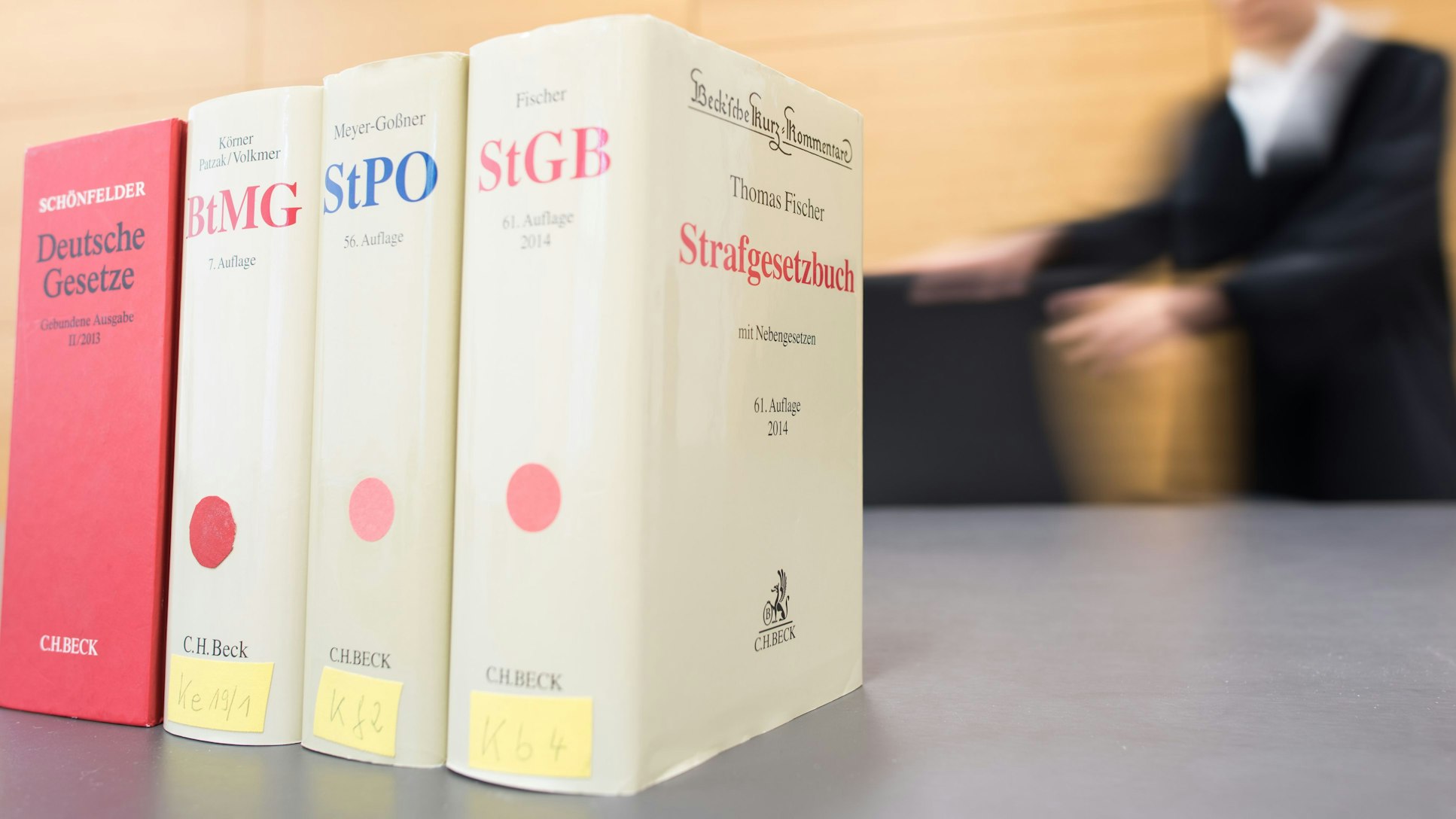 Gesetzbücher auf einem Richtertisch.